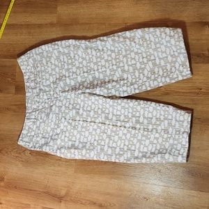 Liz Claiborne 6P tan and White Capri Pants